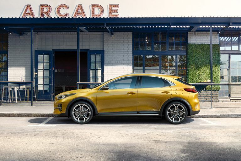 Mit einem Crossover-Modell komplettiert Kia seine Kompaktmodell-Familie. Die robust beplankte Karosserie des Xceed wurde gegenüber Limousine, Kombi und Shooting Brake leicht höher gelegt, gleichzeitig trägt der Fünftürer dank schrägem Heck, schlanken Dachsäulen und einer eher niedrigen Sitzposition coupéhafte Züge.