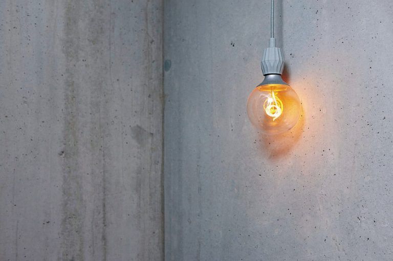 Mit Gespür für passende Details und gutes Licht hat sie „ihr Sechstel“ der neuen Reihenhausanlage stilgerecht ergänzt und eingerichtet.