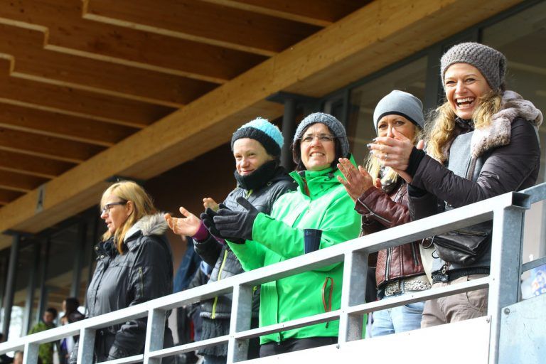 Mit herzerwärmendem Applaus und ermunternden Worten wurden die Kinder von Lehrpersonen und Eltern angefeuert. 