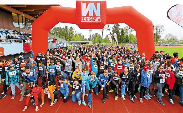 Mit ihrem tollen Engagement gegen die Armut setzten die Schülerinnen und Schüler dem Grau des kalten Tages einen ebenso unbeschwerten wie bunten Akzent auf. Fotos: vn/bernd hofmeister