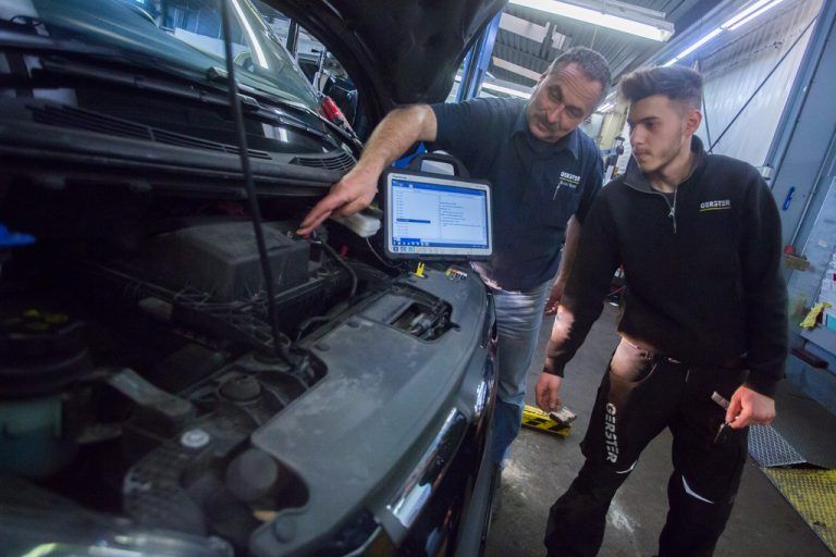 Mit speziellen Öffnungszeiten am Samstag und über Mittag reduziert Gerster die Stehzeiten der Fahrzeuge auf ein Minimum.  Foto: VN/Steurer