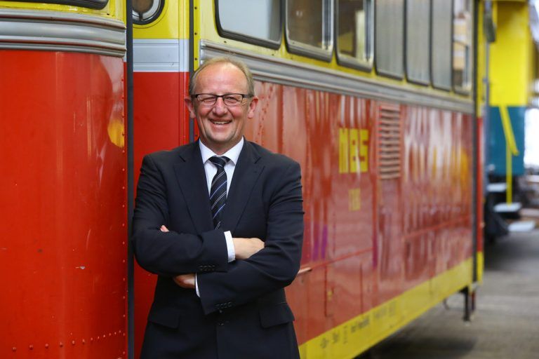 Montafonerbahn-Vorstand Bertram Luger hat einen Busführerschein. Die Lokführerausbildung hat er nur aus Zeitgründen nicht. Fotos: VN/Hofmeister