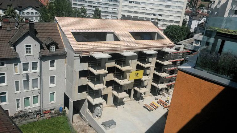 Musterbeispiel für städtisches Wohnen: das von der i+R Wohnbau realisierte Stadthaus St.-Anna-Straße in Bregenz feierte die Dachgleiche. Bild: i+R Wohnbau