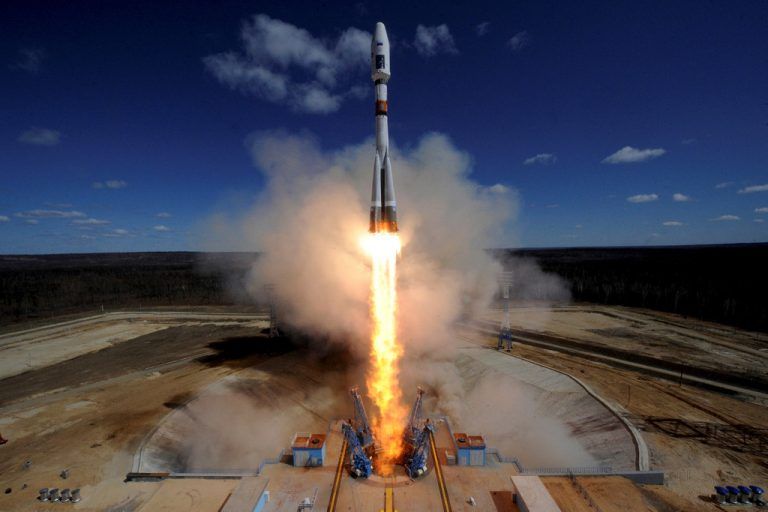 Nach sechs Jahren Bauzeit mit zahlreichen Pannen hat Russland erstmals eine Rakete vom Weltraumbahnhof Wostotschny aus ins All geschickt.  RTS