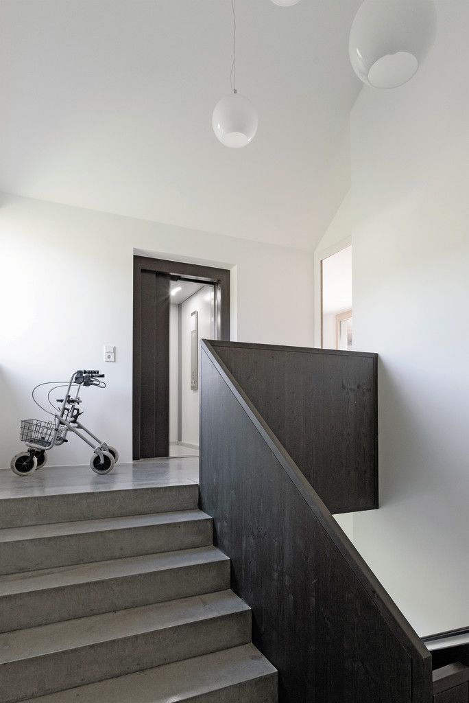 Neue Erschließungszone: breite Gänge und Treppenanlagen und ein Lift erleichtern die Bewegung im Haus.