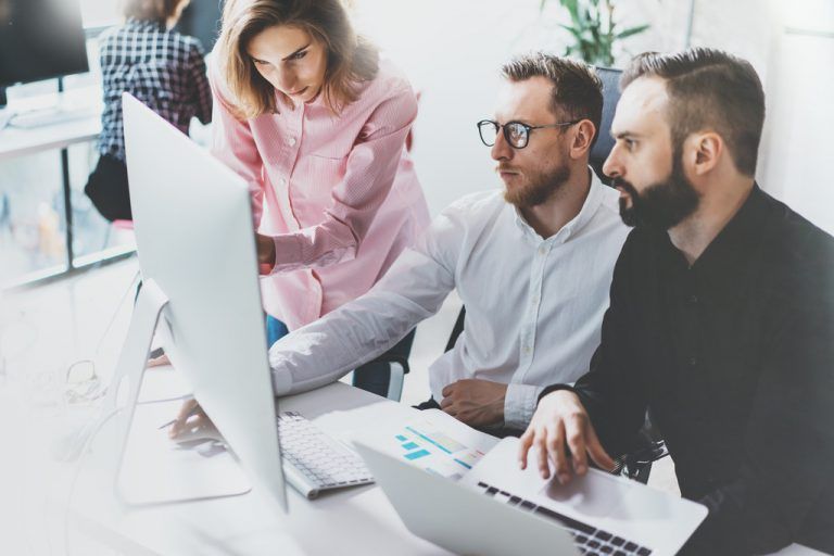 Ob im Front Office oder im Büro: Zu individuelle Kleidung wird von den meisten Unternehmen nicht geschätzt.
