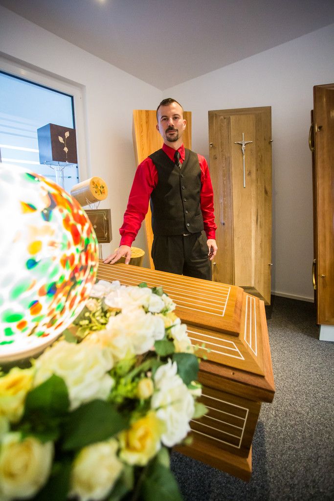 Patrick Nuck zählt zu den jüngsten Bestattern des Landes. Seine Freude am Leben trübt der Beruf nicht.  Foto: VN/Steurer