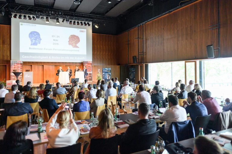 Personalmanagement Das 26. Bodensee-Forum Personalmanagement zum Thema „Geschwindigkeit & Risiko im HR der Zukunft“ fand im Festspielhaus Bregenz statt. Das Forum wird von der Sparte Industrie der WKV in Kooperation mit dem Bildungswerk der baden-württembergischen Wirtschaft organisiert. WKV