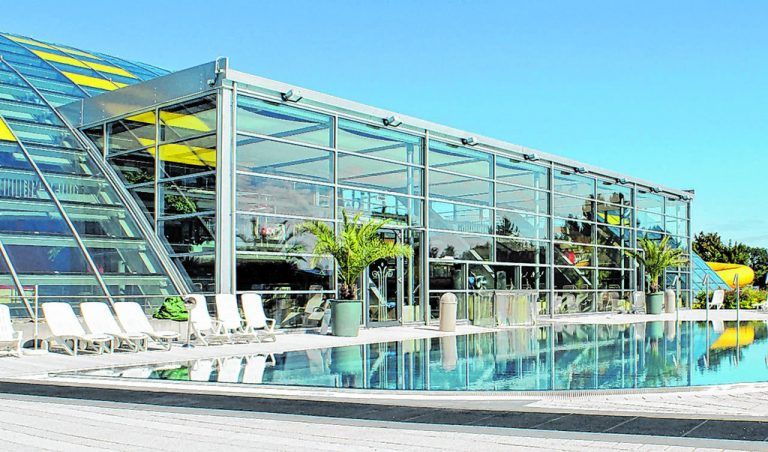 Plitsch, platsch – spritziges Vergnügen im Allgäuer Erlebnisbad CamboMare KemptenAbwechslungsreiche Stunden für die ganze Familie bietet das Erlebnisbad CamboMare in Kempten. Abenteuerlustige sausen die Black-Hole-Rutsche und die Doppel-Reifenrutsche hinunter oder lassen sich im Strömungskanal vom Wasser treiben. Die Kleinsten vergnügen sich im Kids-Garten mit dem Schiffchenkanal. Auf Saunaliebhaber wartet eine große Saunawelt mit zwölf verschiedenen Saunen. Sportliche können sich im Freibadbereich im Sportbecken austoben und sich anschließend auf der Liegewiese erholen.