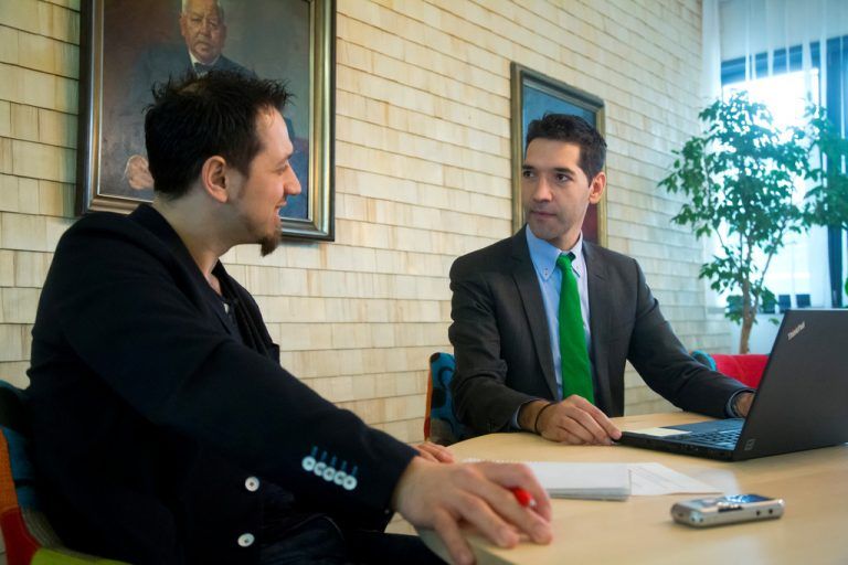 Presserats-Geschäftsführer Alexander Warzilek (r.) zeigt den VN einige Beispiele von Entscheidungen der Senate aus dem vergangenen Jahr. 253 Fälle untersuchte der Presserat. Foto: VN/Paulitsch