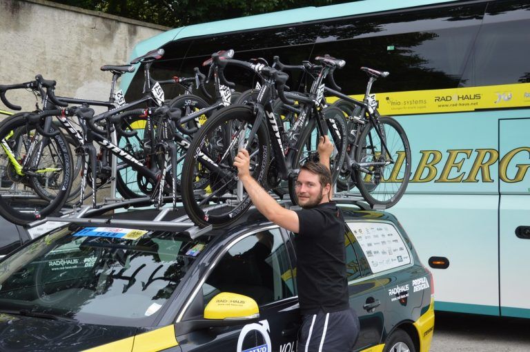 Raimund Liesinger bringt bei der Österreich-Rundfahrt täglich die Team-Vorarlberg-Rennmaschinen auf Vordermann. Foto: privat