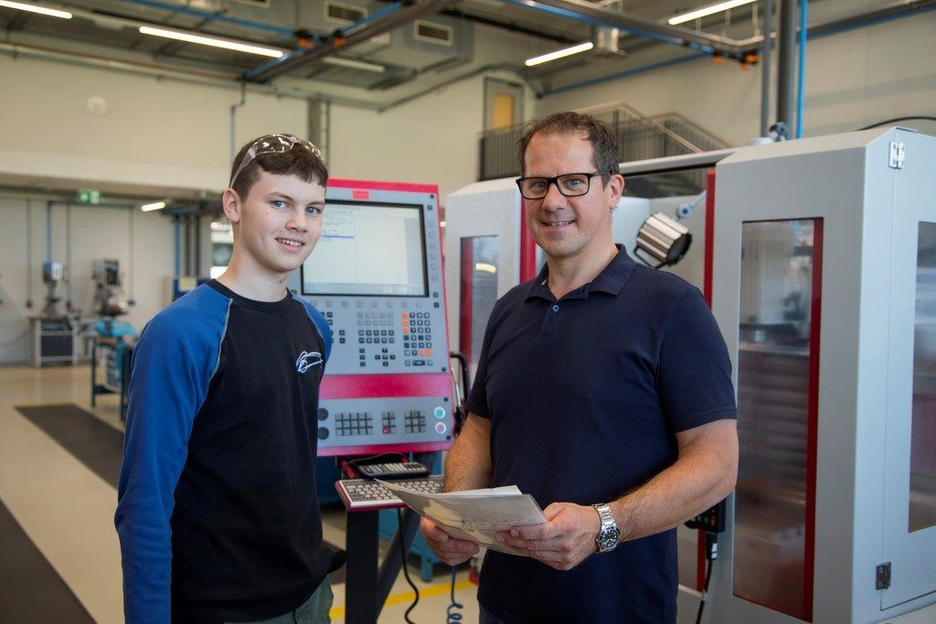 Ausbildung mit Zukunft: Digitale Fabrik und Roboterdame Pepper für Rookies