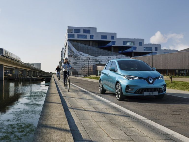Renault rüstet den Zoe für den Wettbewerb. Nachdem in den nächsten Monaten mit dem Opel E-Corsa und dem Peugeo 208-e neue Konkurrenten an den Start gehen, wollen die Franzoen ihr mittlerweile sieben Jahre altes Modell umfangreich auffrischen. Den Zoe soll es in Zukunft mit zwei Motoren, einem mit 135 PS und einem kleineren mit 108 PS geben.