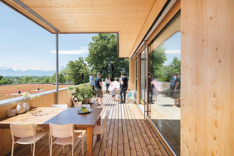 Richtung Süden und Westen springt das Penthouse zurück und bildet so eine außerordentlich weitläufige Terrasse mit Panoramablick ins Rheintal und auf die Schweizer Berge.