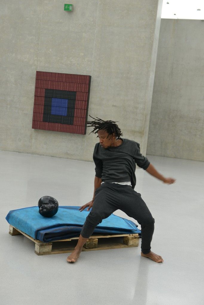 Samuel Ekeh in der KUB-Schau von Theaster Gates. Foto: Sagmeister