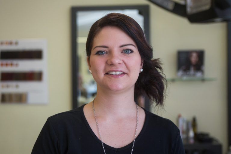 Sandi Kuttner
            
              Friseurin
            Wir sind für viele Kunden Vertrauensperson. Umso schöner ist es, wenn sie dann das Geschäft mit einem Lächeln verlassen.