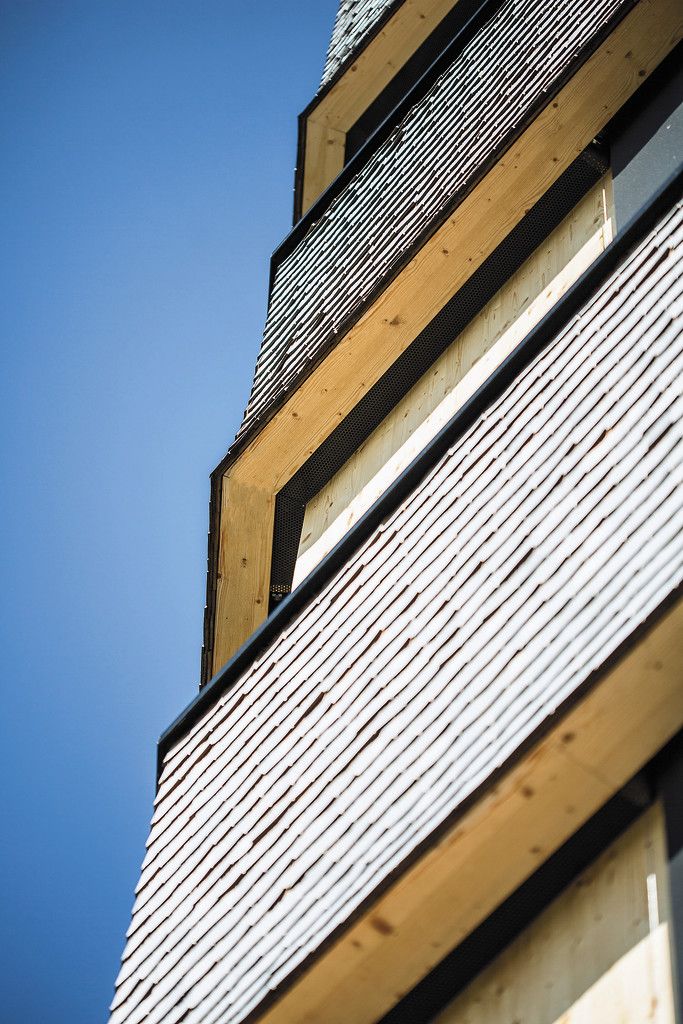 Schindelkleid Die Fassade ist komplett mit gespaltenen Schindeln verkleidet und graut je nach Himmelsrichtung anders nach.