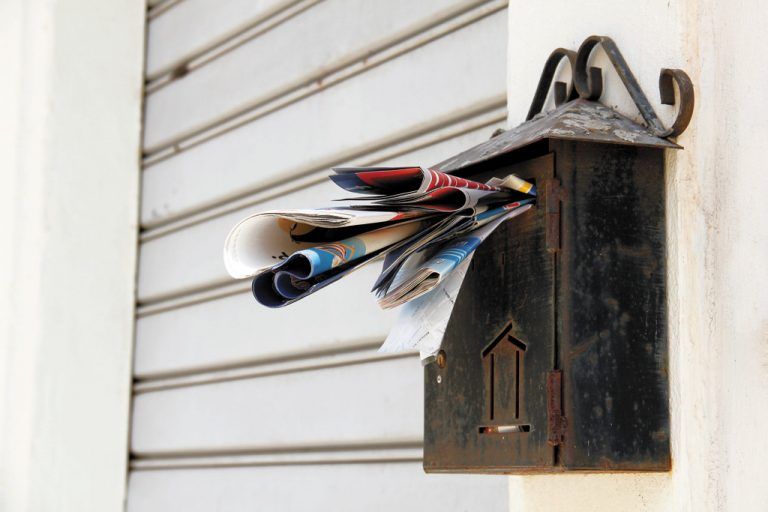 Schon ein voller Briefkasten kann die Einladung für ungebetene Gäste sein. Foto: Shutterstock