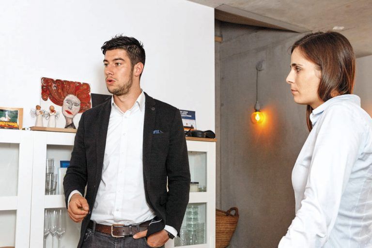 … sei vom Nachbarhaus nebenan nichts zu hören, erklären Pascal Kohlhaupt und Eva Boss von RIVA. Vielleicht sorgt gerade das für die gute Nachbarschaft, von der die Eigentümerin des Hauses berichtet.