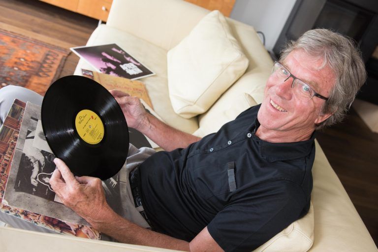 Seine Schallplattensammlung hütet Albert Lingg wie einen Schatz, enthält sie doch viele besondere Stücke.  Fotos: Dietmar Stiplovsek, Privat