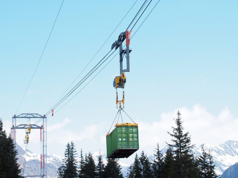 Seit 2014 wird mit dieser Materialseilbahn im Winter die Baustelle Obervermuntwerk versorgt.