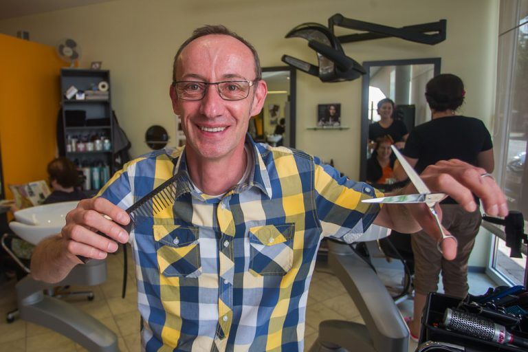 Seit 34 Jahren verschönert Silvano Höll die Haarpracht von Frauen und Männern.  Fotos: VN/Steurer