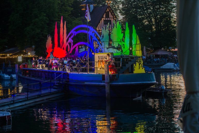 So wie das Spiel auf dem See vor 70 Jahre begonnen hat, feiern die Bregenzer Festspiele das Jubiläum und präsentieren „Bastien und Bastienne“ im Bregenzer Gondelhafen. foto: vn/steurer