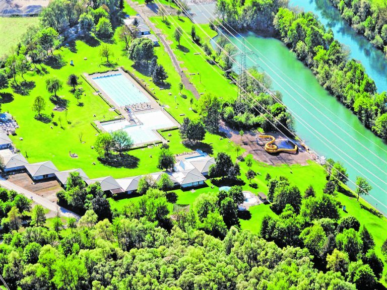 Spiel, Spaß und Erholung im größten Schwimmbad Westösterreichs in HohenemsBei einer Fläche von 120.000 Quadratmetern findet mit Sicherheit jeder sein Plätzchen im Freibad Rheinauen in Hohenems. Großzügige Grünanlagen, der Alte Rhein sowie drei Schwimmbecken bieten ideale Bedingungen für kleine und große Badenixen. Daneben sorgt die mit 83 Metern längste Röhrenrutsche in Vorarlberg für zusätzlichen Badespaß. Die jüngsten Badegäste kommen im Kleinkinderbecken mit großzügigem Spielplatz auf ihre Kosten.