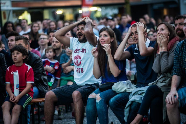 Stadion-Atmosphäre beim Public Viewing in Dornbirn: Viele Besucher lebten ihre Emotionen aus.