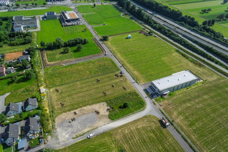 Stark Spannsysteme siedelt sich auf dem Grundstück in der Mitte des Bildes an. Fotos: VN/Paulitsch