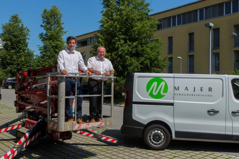 Stefan (l.) und Hans Majer setzen mit ihren Dienstleistungen auf höchste Qualität. „Massengeschäft ist nicht unsere Philosophie“, so die  Wolfurter Unternehmer. Fotos: VN/paulitsch
