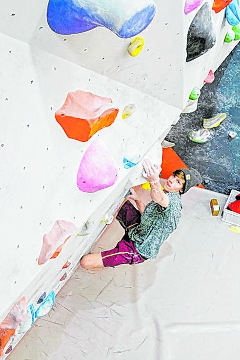 STEINBOCK Boulderhalle – mit Bouldern hält eine Trendsportart Einzug in RankweilAuf rund 500 Quadratmetern Kletterfläche sind Routen aller Schwierigkeitsgrade entstanden. Geschäftsführer ist der ehemalige Weltklasse-Boulderer Guntram Jörg. „Bouldern verbindet Geist und Körper. Es ist die ideale Sportart, um den Alltagsstress hinter sich zu lassen und körperlich fit zu bleiben“, ist der junge Sportler überzeugt. Im Gegensatz zu einer Kletterhalle verwendet man beim Bouldern keine Sicherung durch Seile, sondern klettert in Absprunghöhe und schützt sich durch Matten gegen Verletzungen.