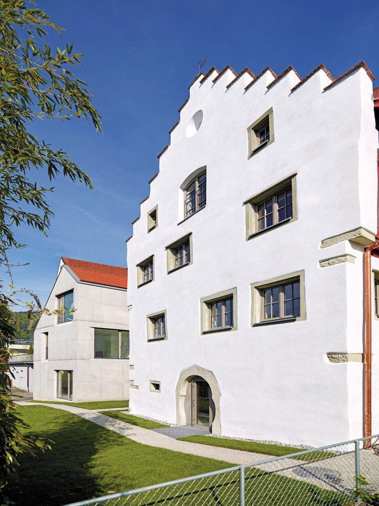 Steinerne Geschwister Das alte Haus hat zwischen 80 und 100 cm dicke Mauern, unterschiedlich große Fenster und einen historisches Treppengiebel. Das neue reagiert darauf mit einem asymmetrischen Satteldach, massiven Wänden aus Beton und tief eingeschnittenen Öffnungen.