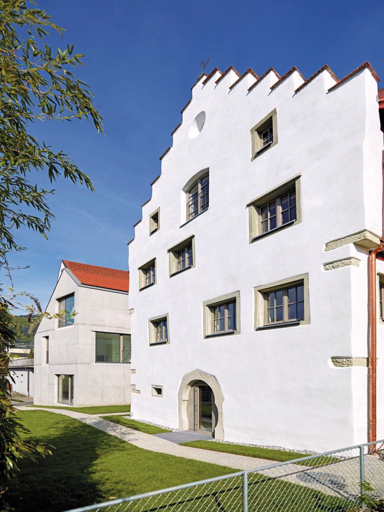 Steinerne Geschwister Das alte Haus hat zwischen 80 und 100 cm dicke Mauern, unterschiedlich große Fenster und einen historisches Treppengiebel. Das neue reagiert darauf mit einem asymmetrischen Satteldach, massiven Wänden aus Beton und tief eingeschnittenen Öffnungen.