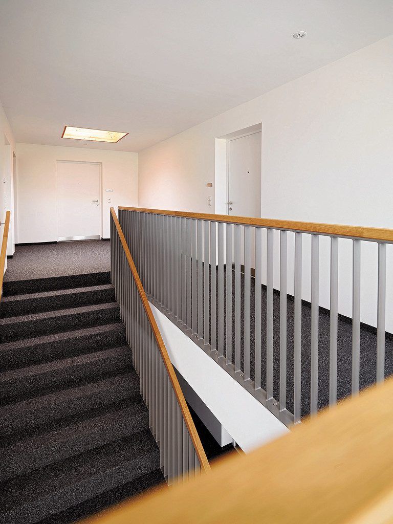 Stiegenhaus. Während der Sommermonate ist es gut, auch Stiegenhäuser in kleineren Wohnanlagen regelmäßig zum Lüften. Fotos: Atrium®/Shutterstock