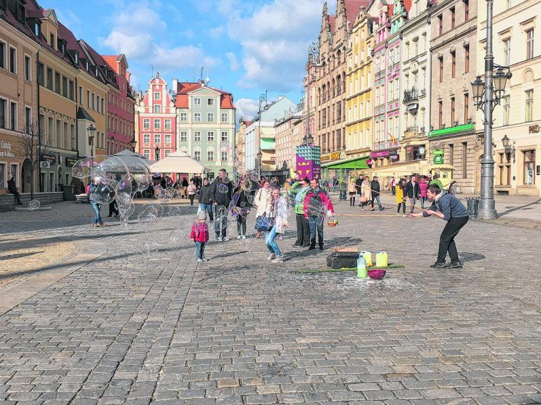 Straßenkünstler am Rynek, dem pulsierenden Zentrum der Stadt. Fotos: Arno miller (6), Shutterstock (1)