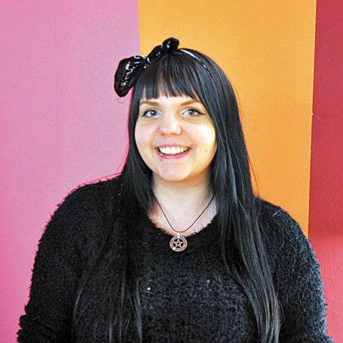 Tanja, 22 JahreIch bin als Peer-Mädchen mit dabei und helfe bei den Stationen und Workshops mit. Ich mag die Vielfalt und jedes Jahr gibt es ein anderes Programm. Ich mag, dass viele verschiedene Mädchen kommen.