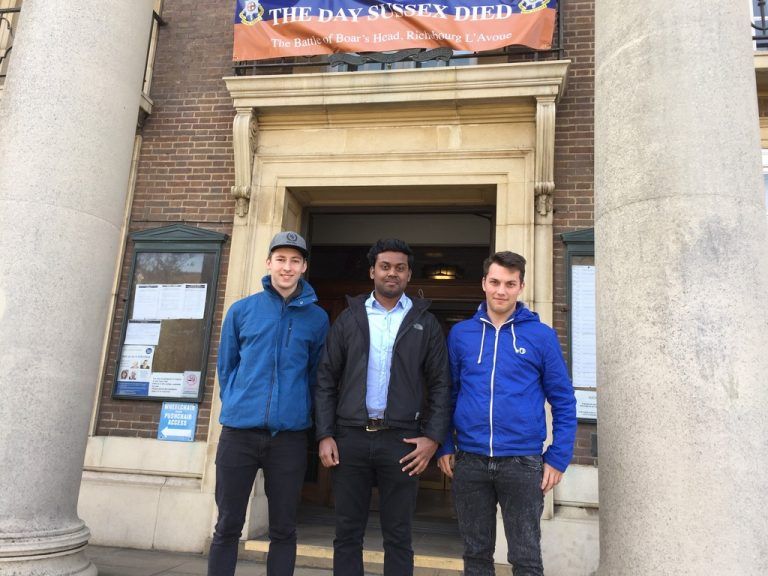 Timo und Simon mit Rathaus Rechtshilfeassistent Rik.
