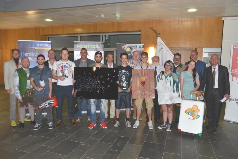Tobias Bischof (im schwarzen T-Shirt) freut sich über die Silbermedaille beim Bundeslehrlingswettbewerb. Foto: WKV