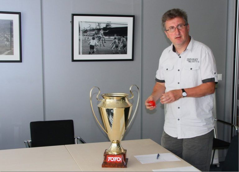 Über sehr viele Jahre achtete Klaus Aberer auch darauf, dass bei der Cupauslosung alles mit rechten Dingen zuging. Foto: Knobel