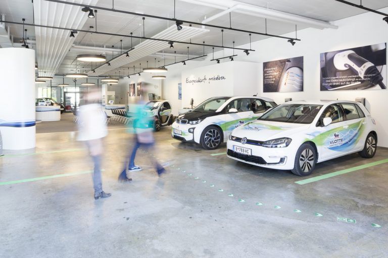 VLOTTE-Schauraum der Illwerke VKW mit verschiedenen E-Autos und Ladestation zum Informieren und Testen.