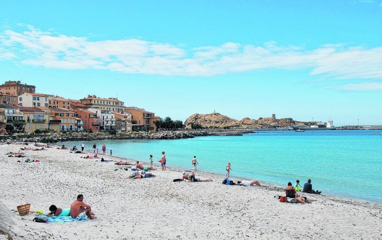 Von Calvi aus fährt man am besten mit dem Zug nach Île-Rousse. Die Markthalle und viele kleine Geschäfte bieten Abwechslung.