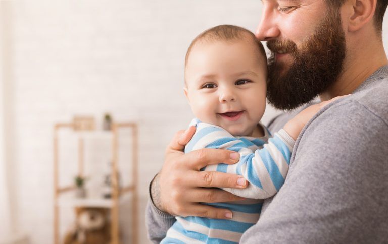 Vor allem die Kinder profitieren von den Vätern, die auch im Alltag präsent sind. Sie erleben ein anderes Rollenbild als den abwesenden Vater, der für das Geld zuständig ist.