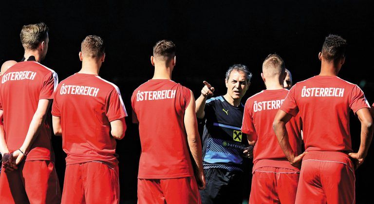 Was wäre ein Zirkus ohne seinen Direktor: Teamchef Marcel Koller gibt seinen Spielern die Marschrichtung für den EURO-Start vor. Fotos: AFP