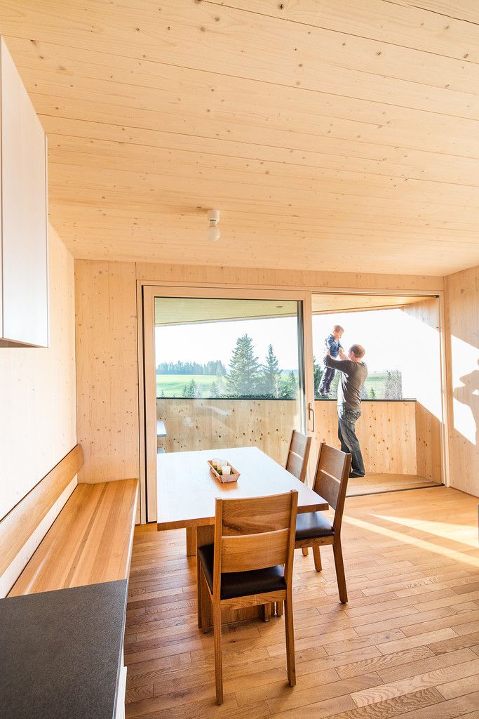 Zu Gast im eigenen Haus: Auch die Ferien-appartements sind mit Eckbank und Tisch möbliert. Hier genießt der Bauherr mit einem Junior den Freiraum in der Loggia.