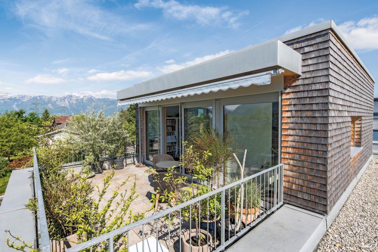 Zwei Reihenhäuser verfügen im zweiten Obergeschoß über eine Art Penthouse, das sich in alle Richtungen öffnet und eine großzügige Dach-terrasse nach Süden besitzt.