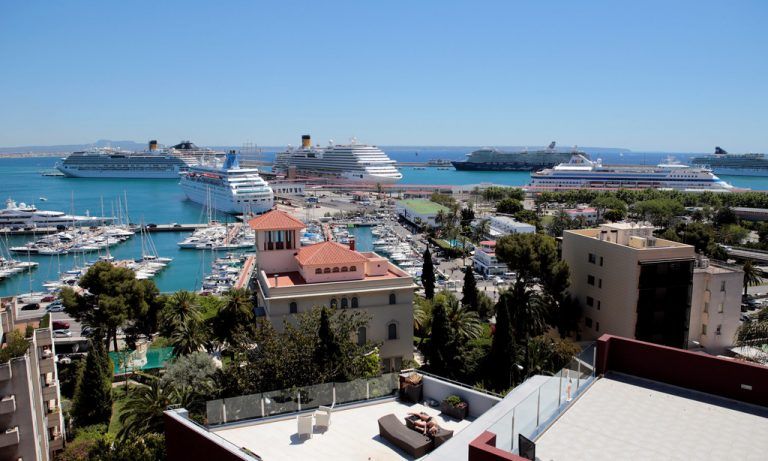 Zwei Urlaubstrends der Vorarlberger auf einem Bild: Mallorca, Spaniens Urlaubsinsel Nr. 1 und Kreuzfahrtschiffe, die dort anlegen. Foto: Reuters