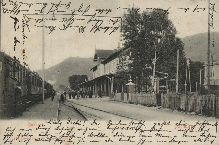 1904 war das Gebäude bereits zweigeschoßig. Bahnsteige gab es aber noch nicht.