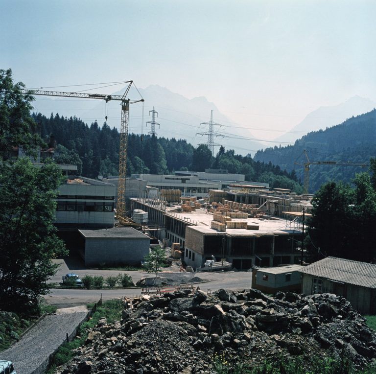 1967 besagte eine Studie, dass die alte Bausubstanz abgebrochen werden sollte, da Lifte fehlten und die Stationen dauernd überbelegt waren. Raum für eine Psychiatrie mit 194 Betten und eine Neurologie mit zirka 35 Betten sei bis 1985 anzustreben. Die erste Bauetappe konnte am 6. Juli 1974 abgeschlossen werden.
Ansichtskartensammlung Vorarlberger Landesbibliothek, Helmut Klapper