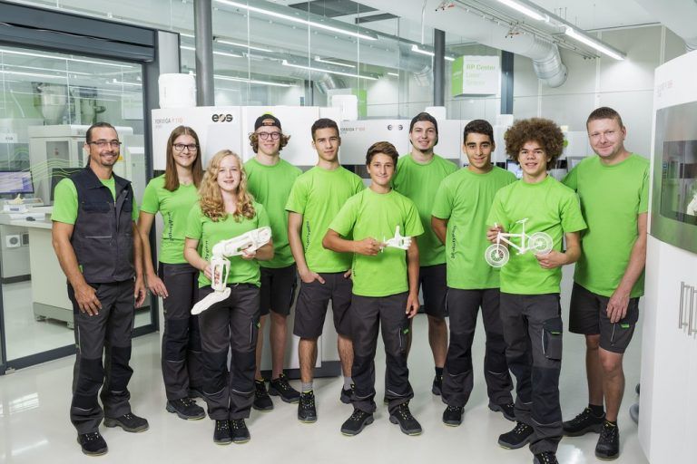 1zu1 Prototypen Acht Jugendliche haben ihre Lehre als Zerspanungstechniker und Kunststofftechniker begonnen, darunter auch zwei Mädchen, die nun einen technischen Beruf erlernen. Insgesamt bildet 1zu1 28 Jugendliche aus.